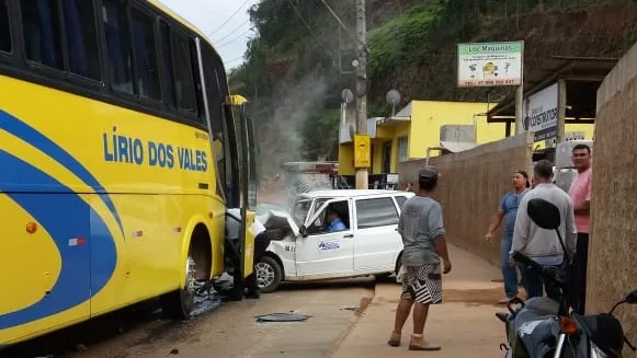 Acidente entre carro e ônibus deixa motorista ferido em Santa Teresa