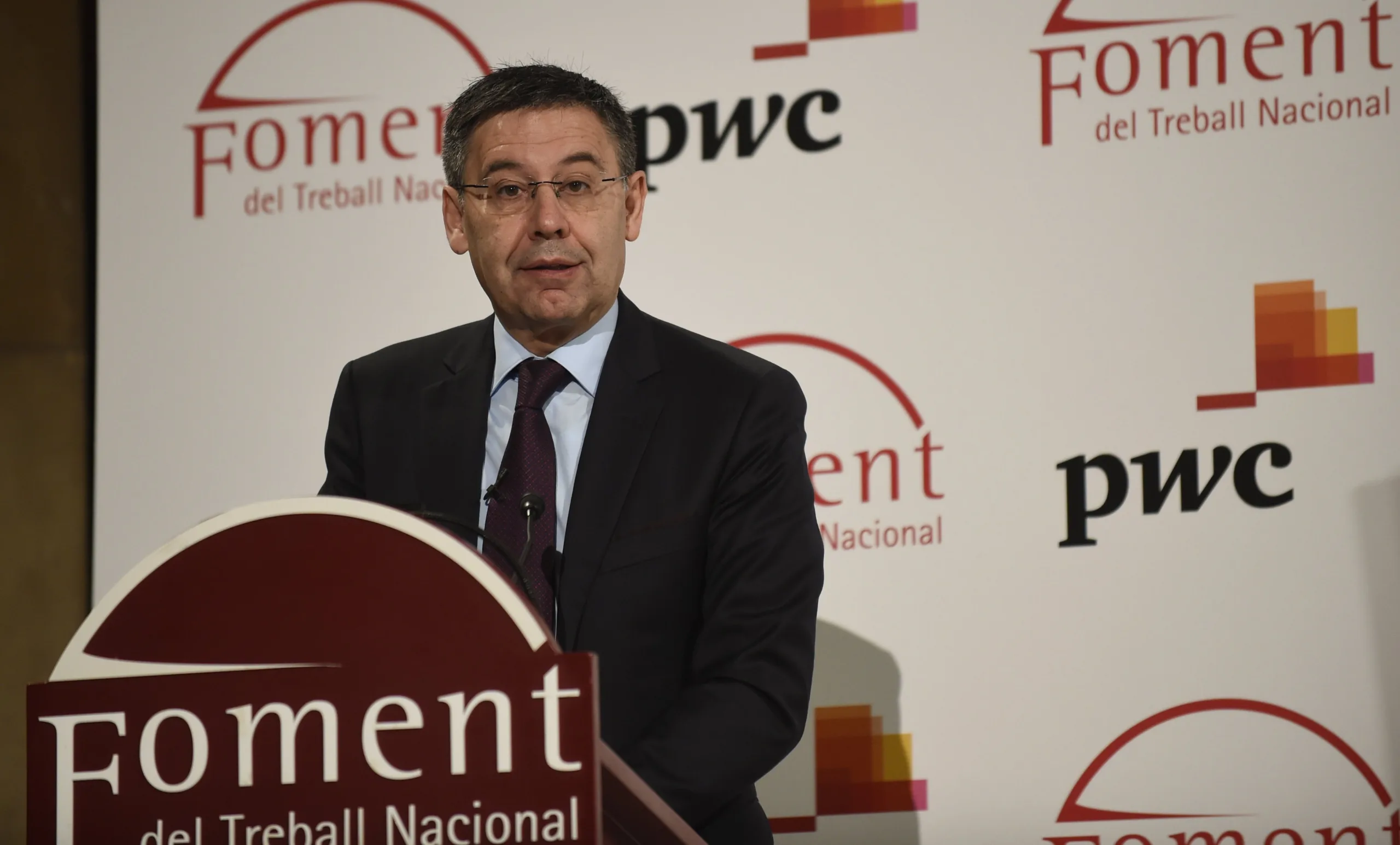 Polícia faz buscas no Barcelona e prende ex-presidente Bartomeu