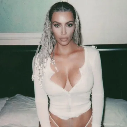 Kim Kardashian exibe novo visual com fotos sensuais e rebate crítica de Lindsay Lohan