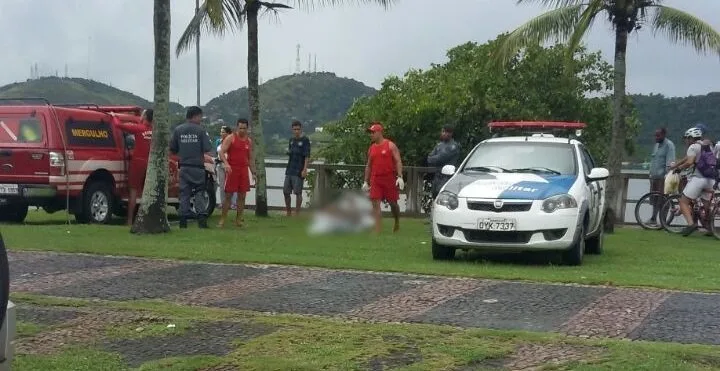 Pescador encontra corpo de homem boiando na Baía de Vitória