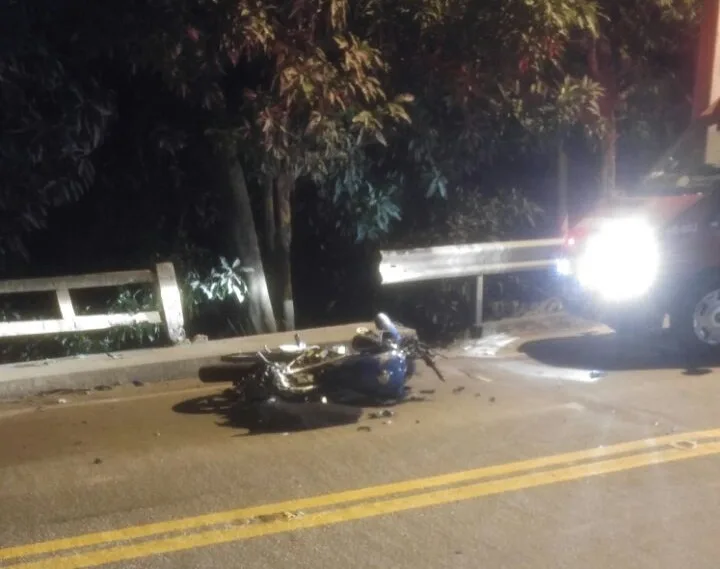 Jovem morre após acidente entre motocicleta e caminhão em Colatina