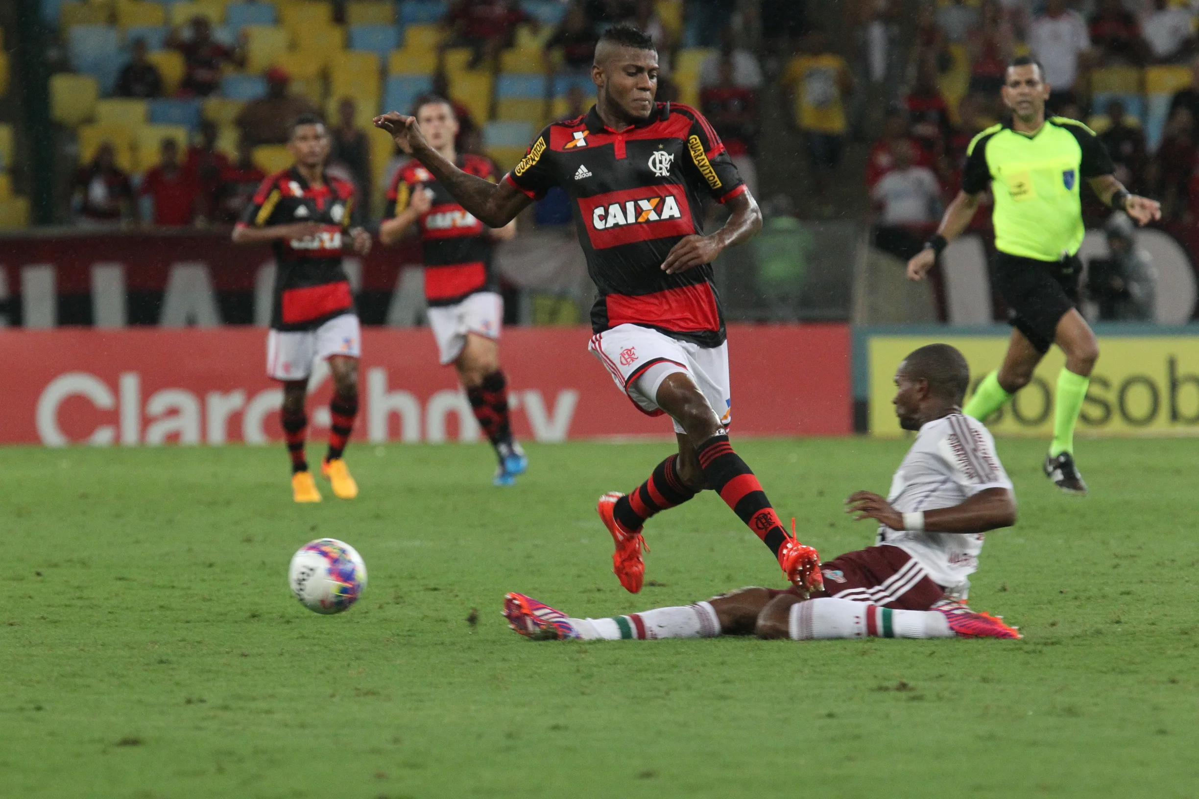 Flamengo ganha clássico contra o Fluminense e retorna à liderança do Carioca