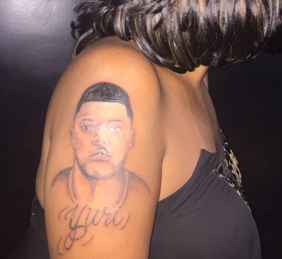 Tati Quebra Barraco faz tatuagem em homenagem ao filho morto durante operação policial