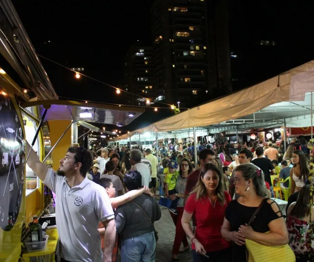 Festival de food truck na praça do Papa