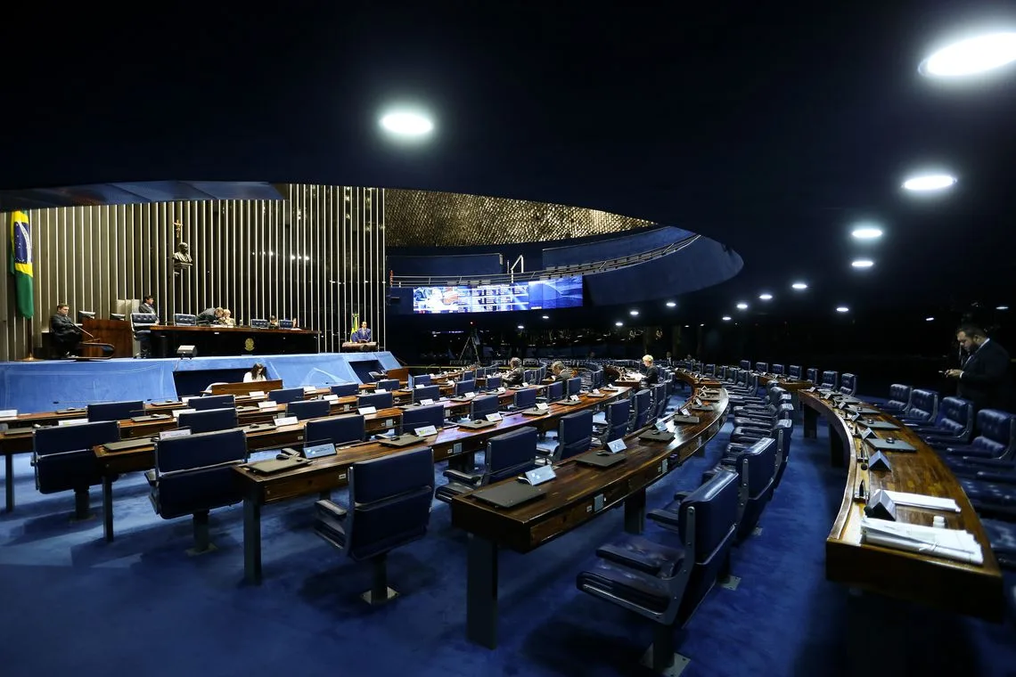 Sessão esvaziada no plenário do Senado.