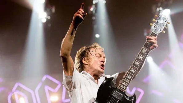 Mais de 400 guitarristas tocam AC/DC para bater recorde