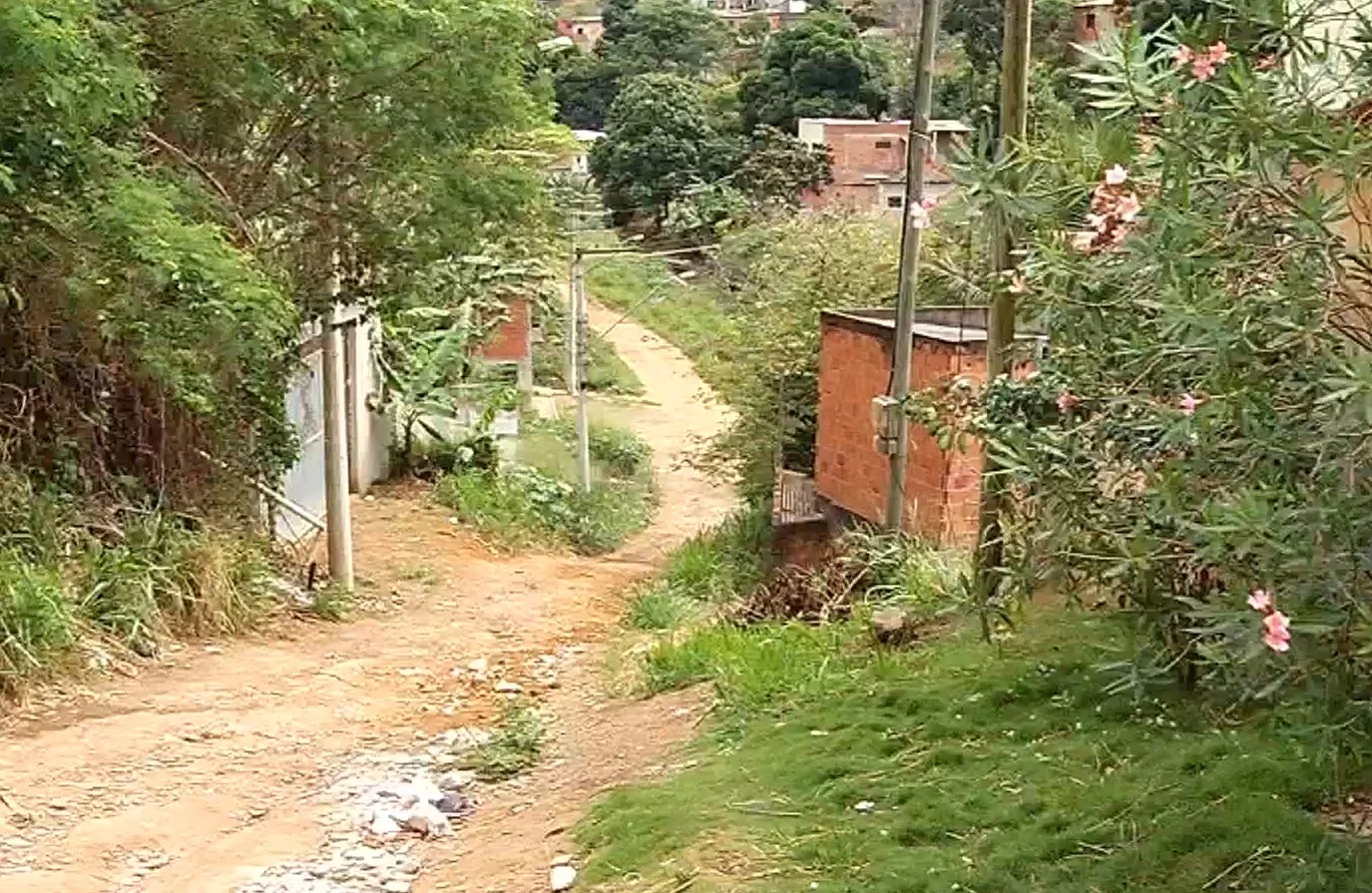 Duas pessoas são presas e armas apreendidas após perseguição na Serra