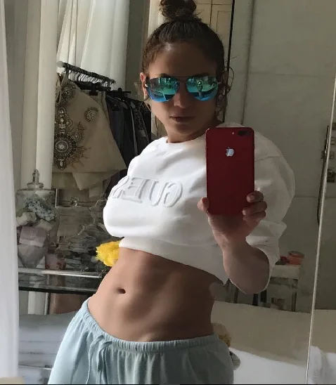 Jennifer Lopez é acusada de retocar o abdômen em selfie no espelho