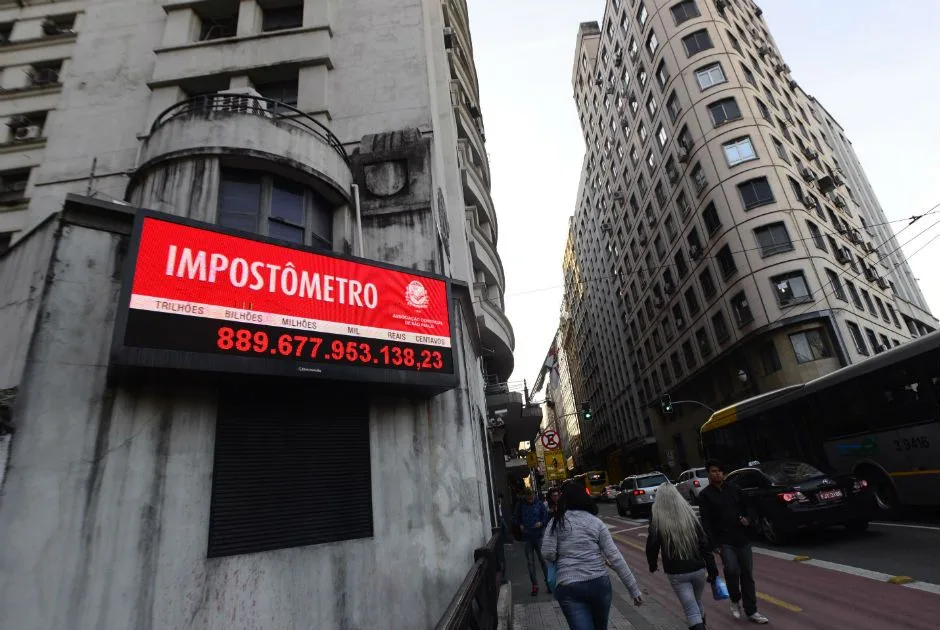 Vista do Impostômetro da Associação Comercial de São Paulo (ACSP), na Rua Boa Vista, no centro da cidade de São Paulo