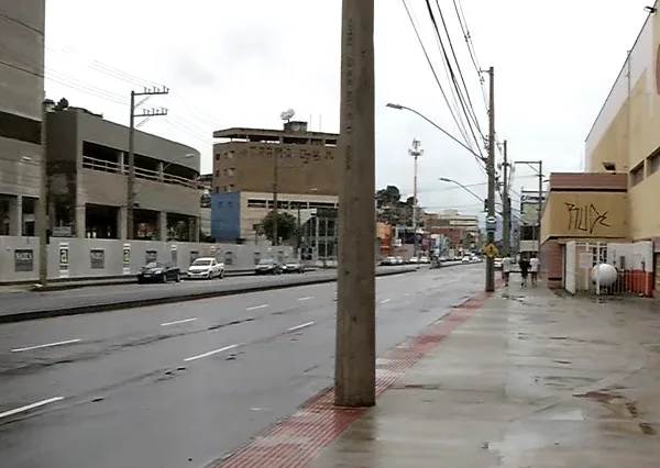 Moradores relatam tiroteio em morro e comércio fecha mais cedo na Avenida Leitão da Silva