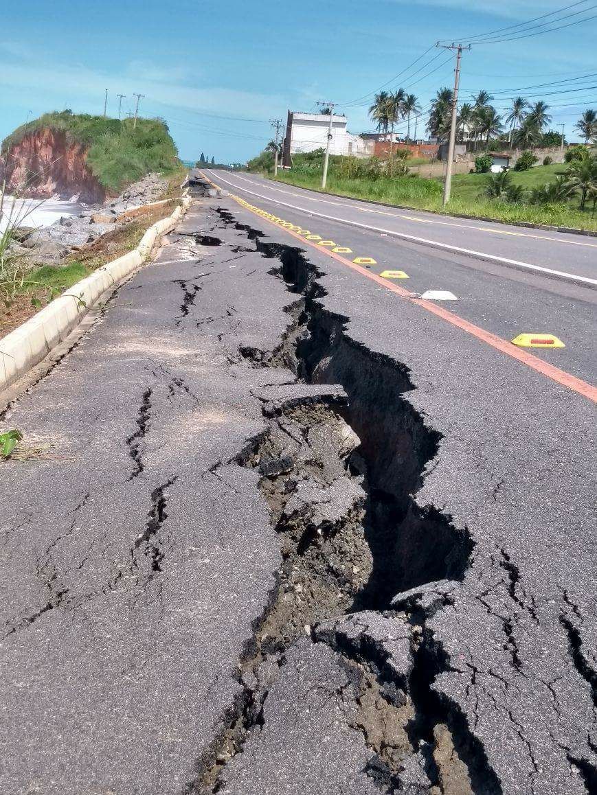 Trecho da Rodovia do Sol cede por conta das fortes chuvas e erosão em Anchieta