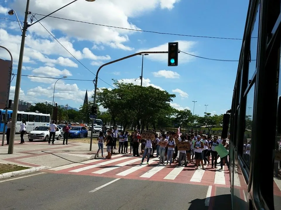 Estudantes fazem protesto e interditam trânsito em Vitória