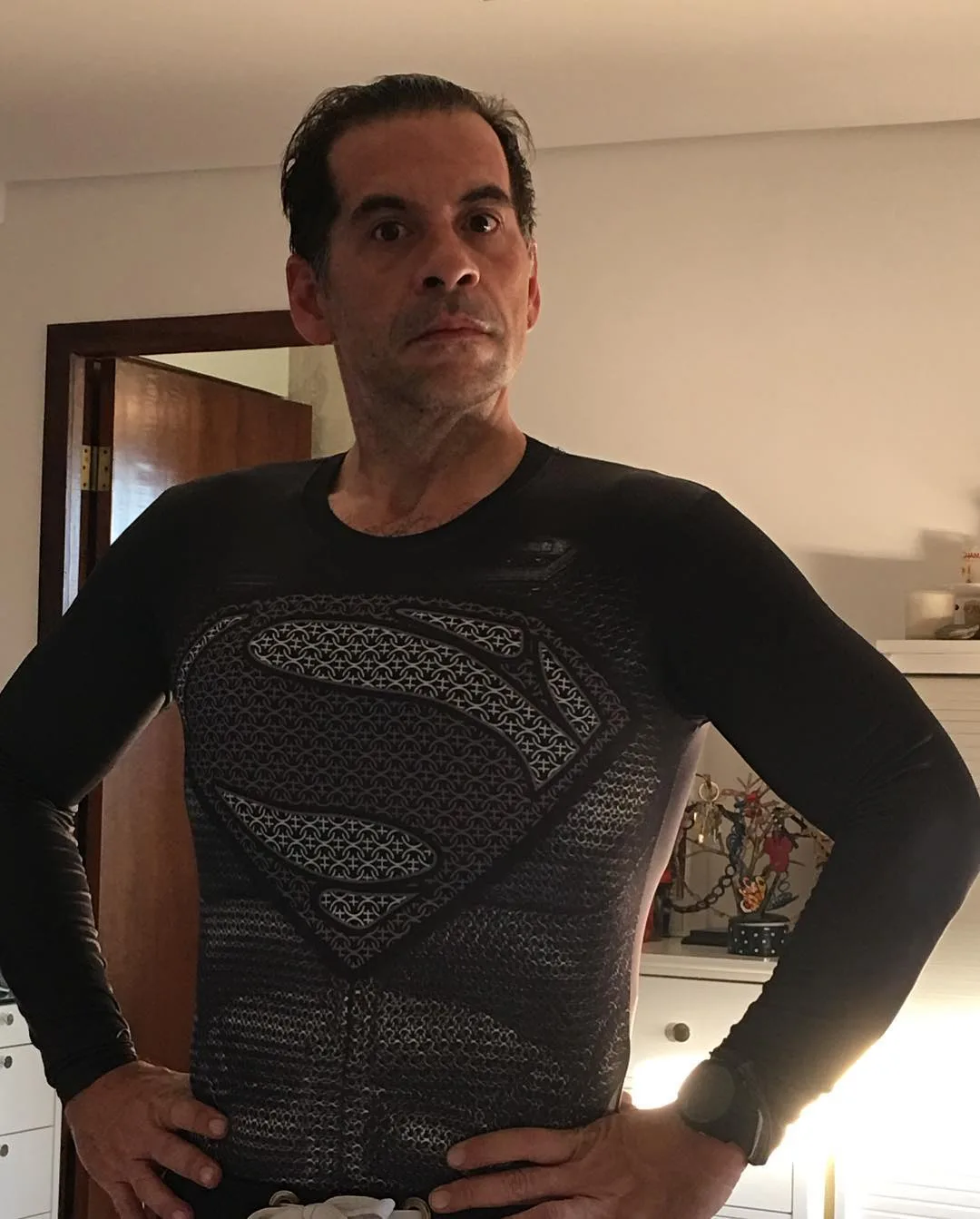 Leandro Hassum aparece com look do Superman para treinar