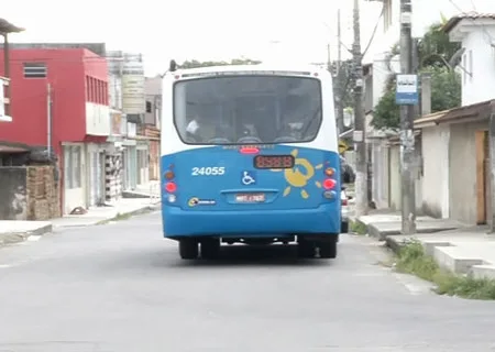 Jovem é baleado após ser retirado à força de dentro de ônibus na Serra