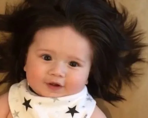 Bebê de 7 meses encanta internautas com cabelo 'gigante'. Assista ao vídeo!