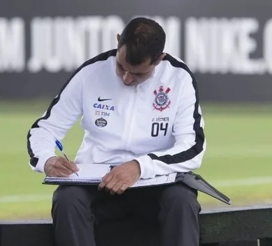 Corinthians acerta a contratação de Paulo Roberto, ex-volante do Sport