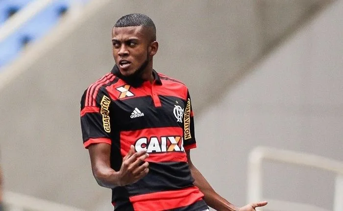 Cirino confirma permanência no Flamengo e volta aos treinos na segunda