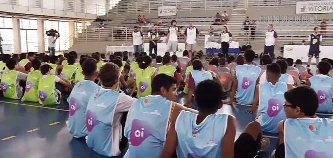 Anderson Varejão vem ao Espírito Santo e dá aula de basquete para crianças