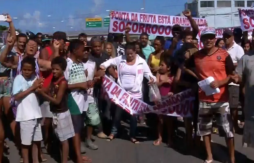 Protesto de moradores interrompe trânsito na Rodovia do Sol, em Vila Velha