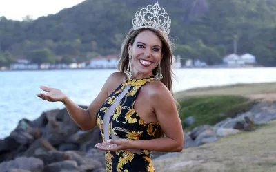 Vencedora do concurso Musa do Carnaval, Vera Xavier mostra samba no pé na “Praça do Povo”