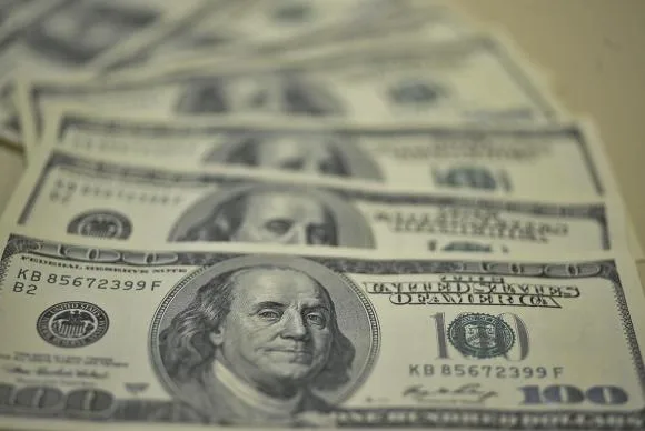 Dólar cai para R$ 3,619 e Bolsa de Valores abre em alta