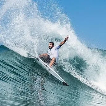 Surfista brasileiro Willian Cardoso brilha e fatura título na Indonésia