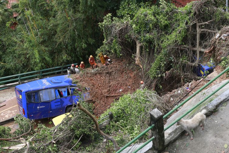 Temporal causa danos na cidade do Rio de Janeiro. Na avenida Niemeyer, que liga os bairros do Leblon e São Conrado, na zona sul, deslizamento atingiu um ônibus, que acabou tombando sobre a ciclovia na encosta da pista.