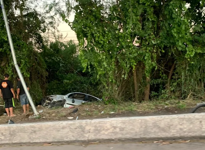 Idoso de 70 anos morre após capotar com carro em Vitória