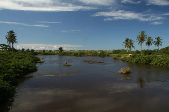 Praia de Linhares é referência em naturismo no país. Saiba o que é permitido e proibido no local!