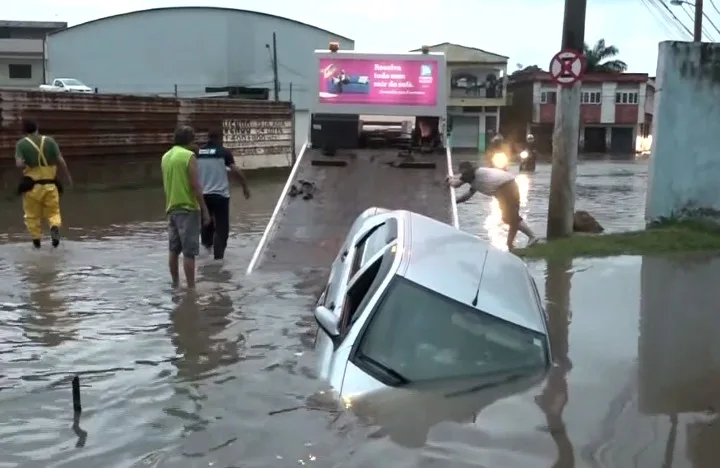 Carro cai em valão após forte chuva na Grande Vitória