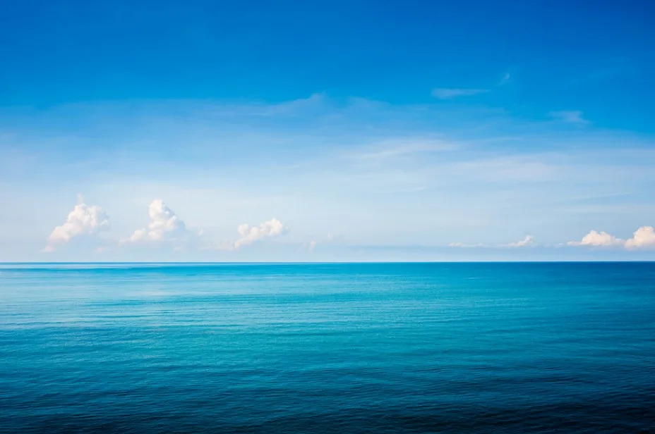 Temperatura em alta, oceano mais azul. Entenda o fenômeno!