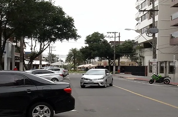 Após arrombar restaurante na Praia do Canto, suspeito tenta se esconder no telhado