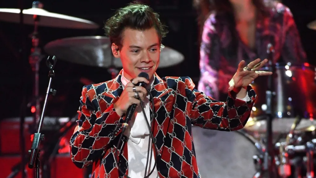 Harry Styles faz tributo a vítimas durante show em Manchester