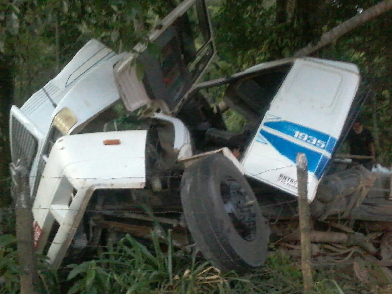 Caminhão desce ribanceira e fica totalmente destruído em Vargem Alta