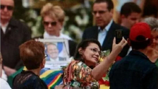 Populares fazem selfie na frente de caixão durante funeral de Eduardo Campos