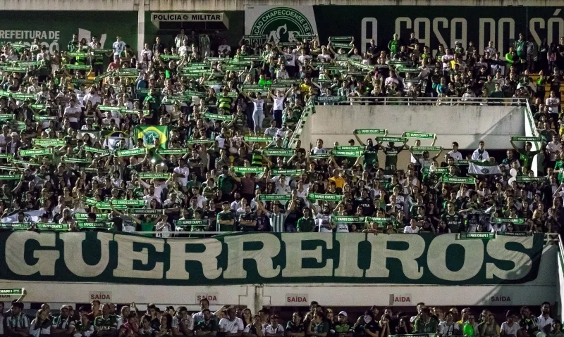 Filho de Caio Júnior critica diretoria da Chapecoense após festa: 'Gananciosa'