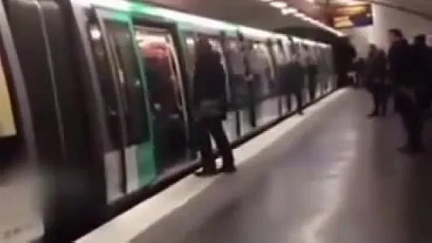 França abre investigação contra ato racista no metrô antes de jogo do Chelsea