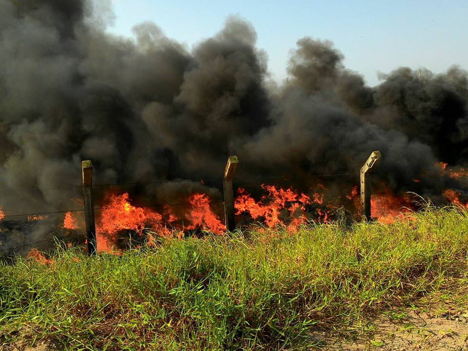 Em Itapemirim, queima irregular de pneus causa incêndio em área de vegetação próxima a uma marmoraria