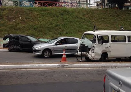 Acidente deixa uma pessoa ferida e trânsito fica lento na Serra