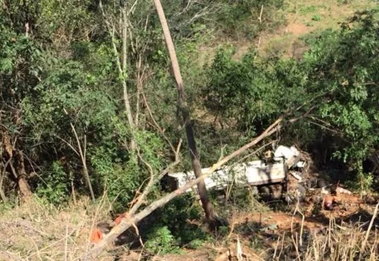 Agente fiscal morre após caminhão despencar de ribanceira no Sul do Espírito Santo