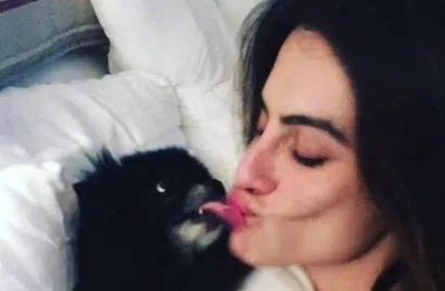 Cleo Pires recebe lambida de cachorro na boca e é criticada nas redes