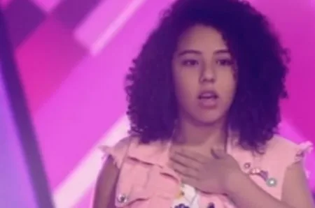 Candidata do 'The Voice Kids' engasga e reação de jurados surpreende