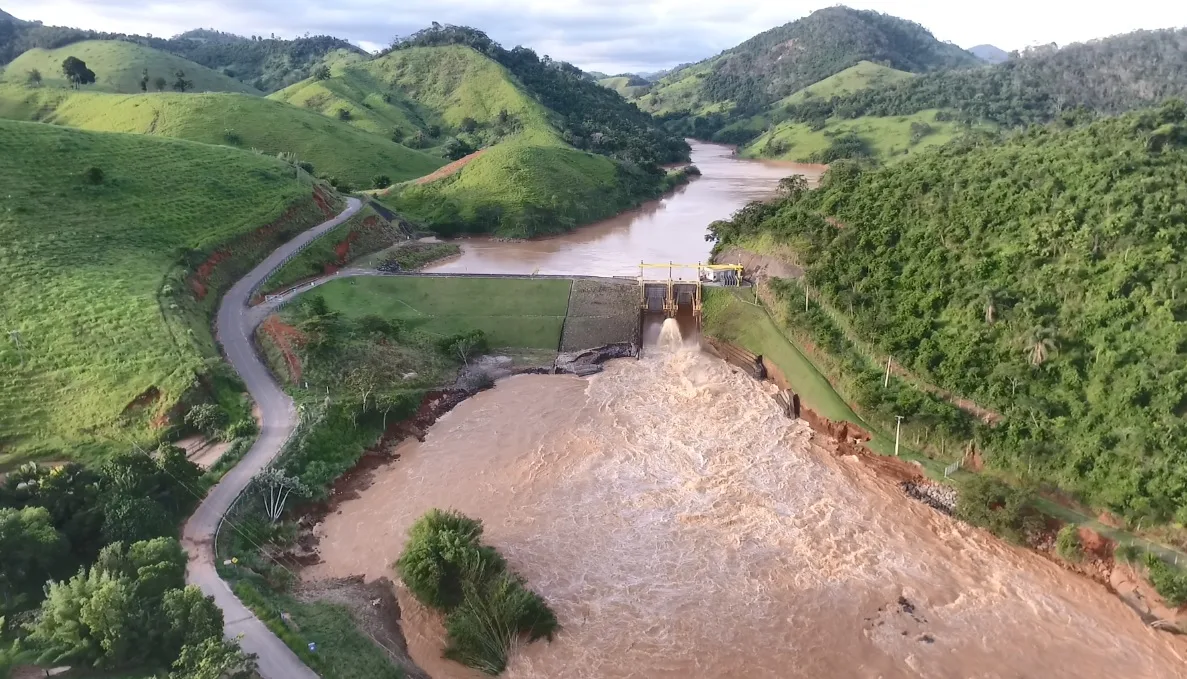 VÍDEO | Prefeito desmente rompimento de barragem e mantém alerta de risco