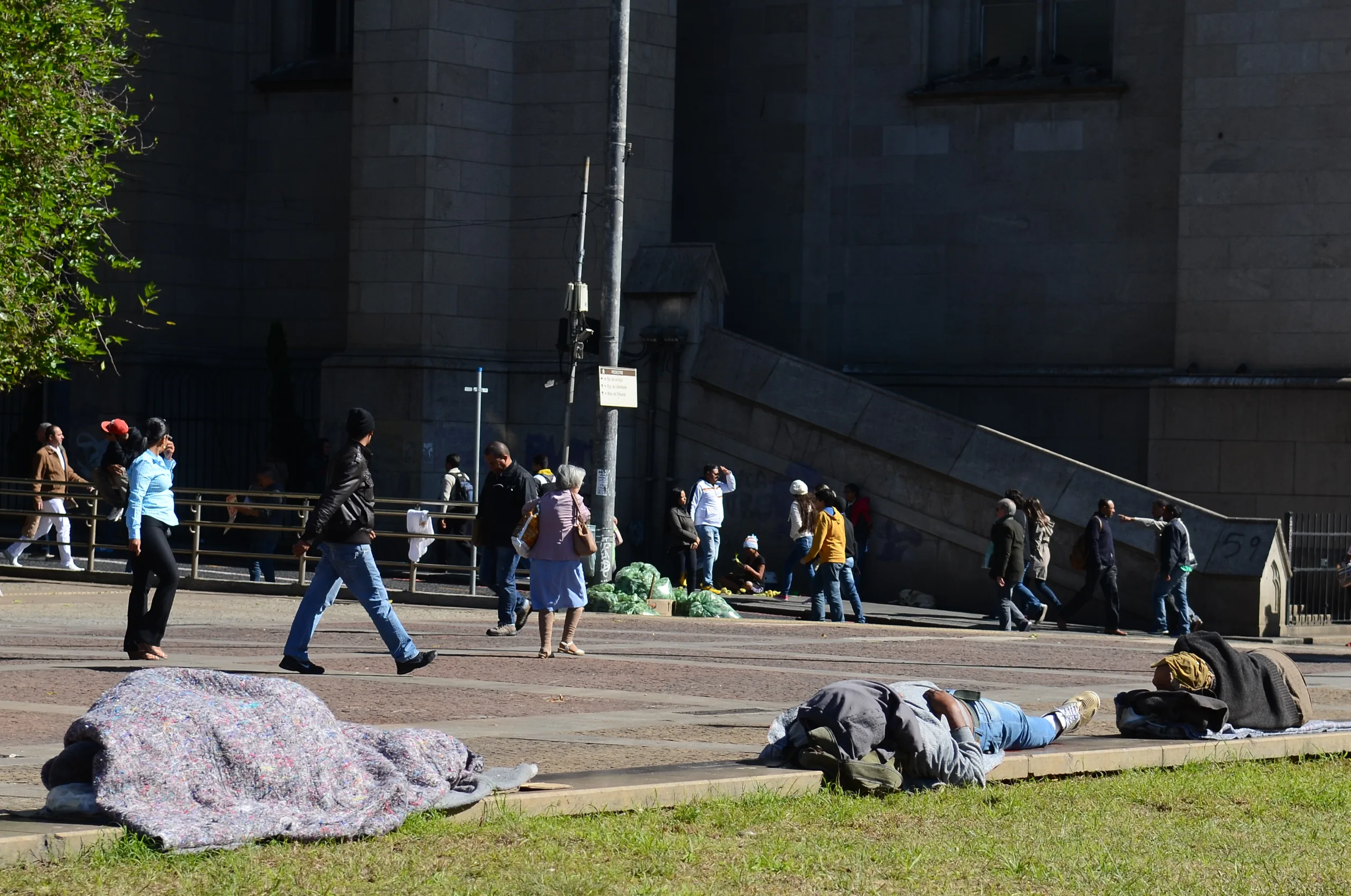 São Paulo – Pessoas em situação de rua na Praça da Sé, região central.(Rovena Rosa/Agência Brasil)