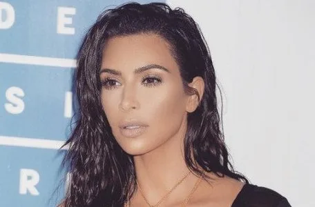 Kim Kardashian admite que tirou 6 mil selfies durante viagem pelo México