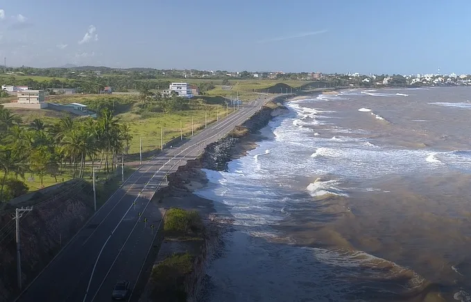 VÍDEO | Imagens aéreas mostram estragos em Guarapari após erosão