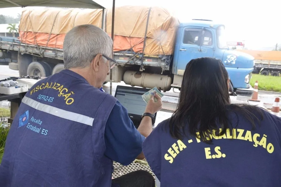 Operação flagra quase 600 veículos fazendo transporte irregular de cargas em rodovias do ES