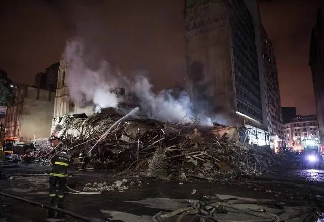 Após 13 dias, bombeiros encerram buscas em prédio que desabou e são homenageados