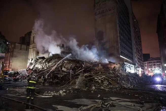 Após 13 dias, bombeiros encerram buscas em prédio que desabou e são homenageados