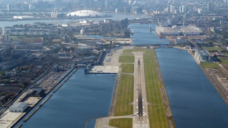 Aeroporto em Londres fecha após descoberta de bomba da 2ª guerra